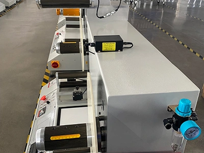 Pneumatic expanding shaft