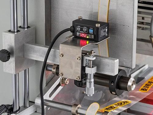 Color mark sensor for measuring feed length